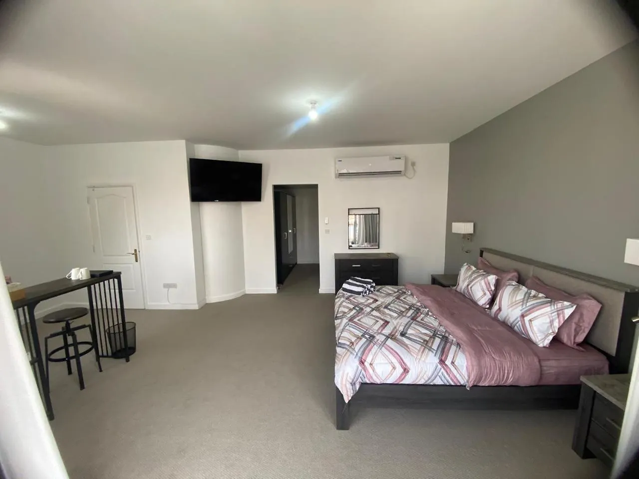 Dinar - Cozy Master Bedroom Abu Dhabi United Arab Emirates